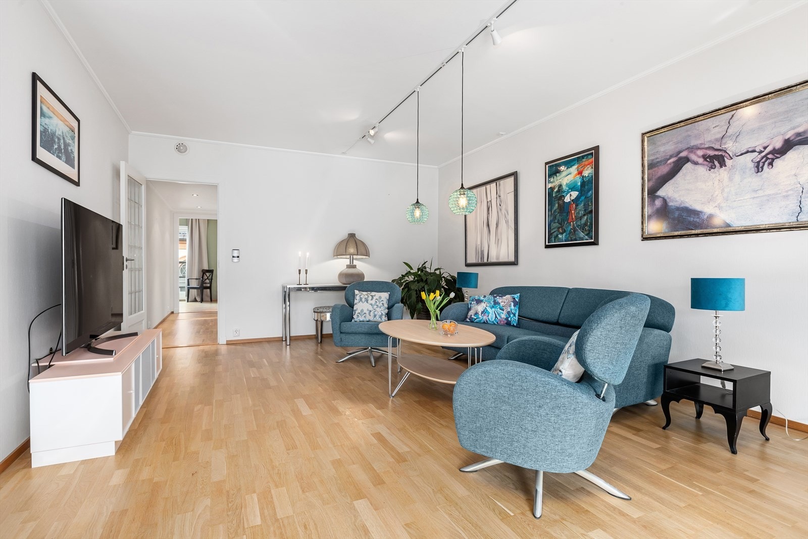 Fra hall kommer man inn til en meget lys og delvis åpen stue-/kjøkkenløsning Galleribilde