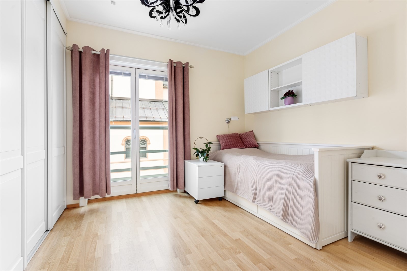 Soverom 2 - også dette av god størrelse, med fransk balkong og romslig skyvedørsgarderobe Galleribilde