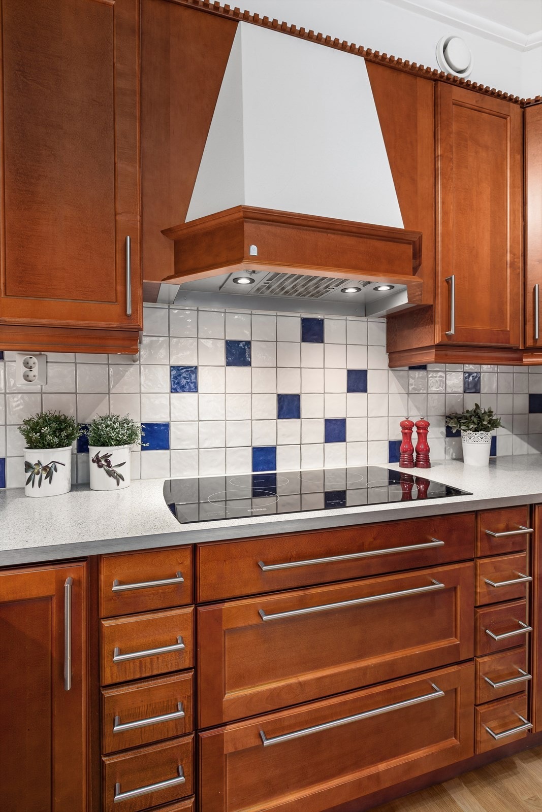 Kjøkkenet har lettstelt laminert benkeplate og flis over kjøkkenbenk Galleribilde