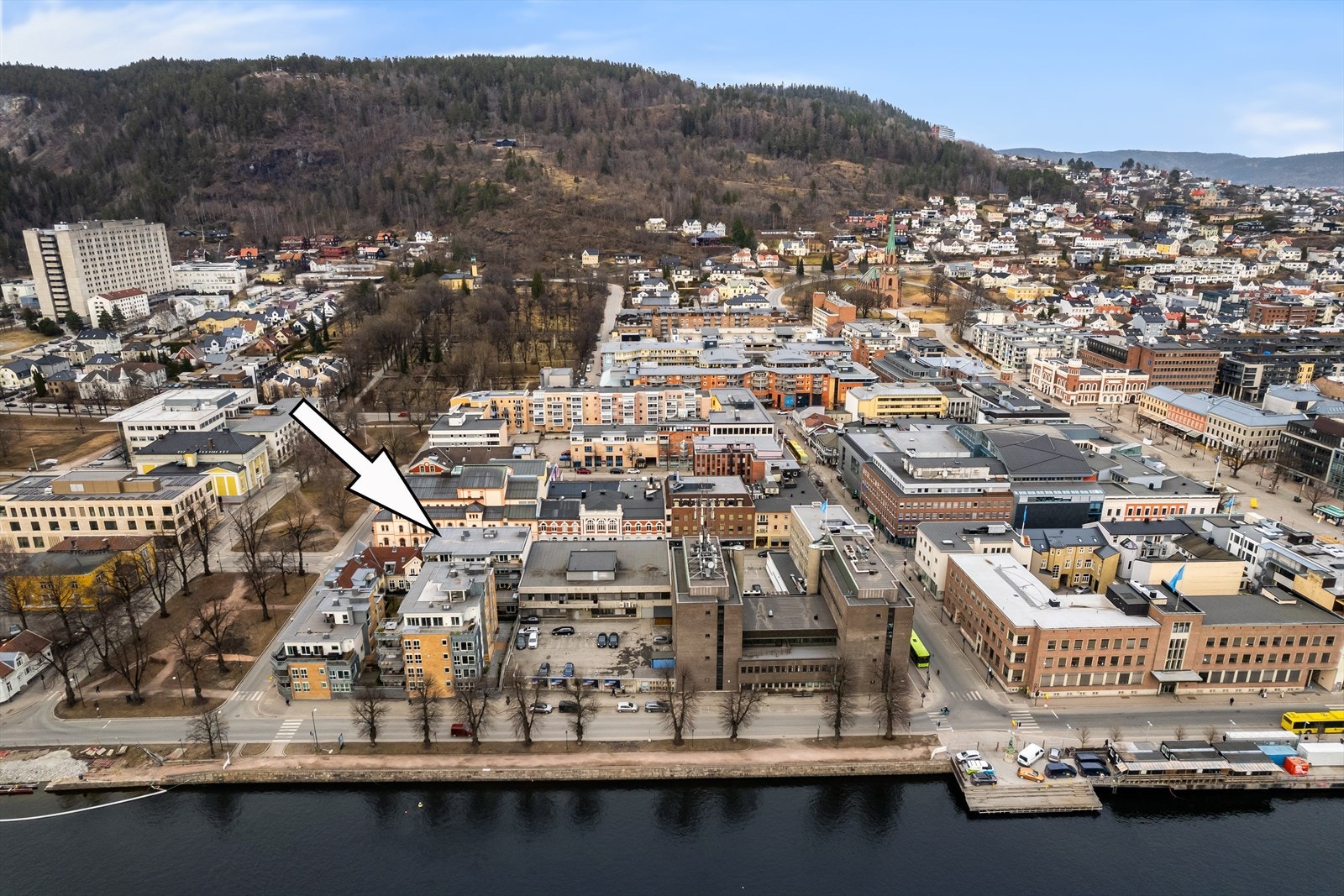 Boligens sentrale beliggenhet er flott, dog tilbaketrukket og med fin elveutsikt Galleribilde