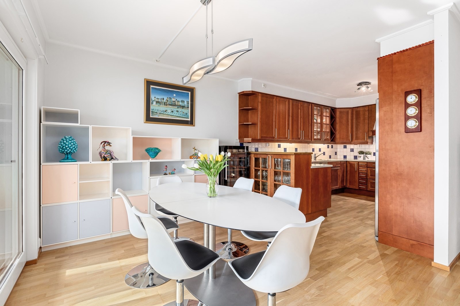 I tilknytning til kjøkken er det god plass for romslig spisegruppe - samt er det tilhørende vitrinemøblement med belysning i kjøkkeninnredning Galleribilde