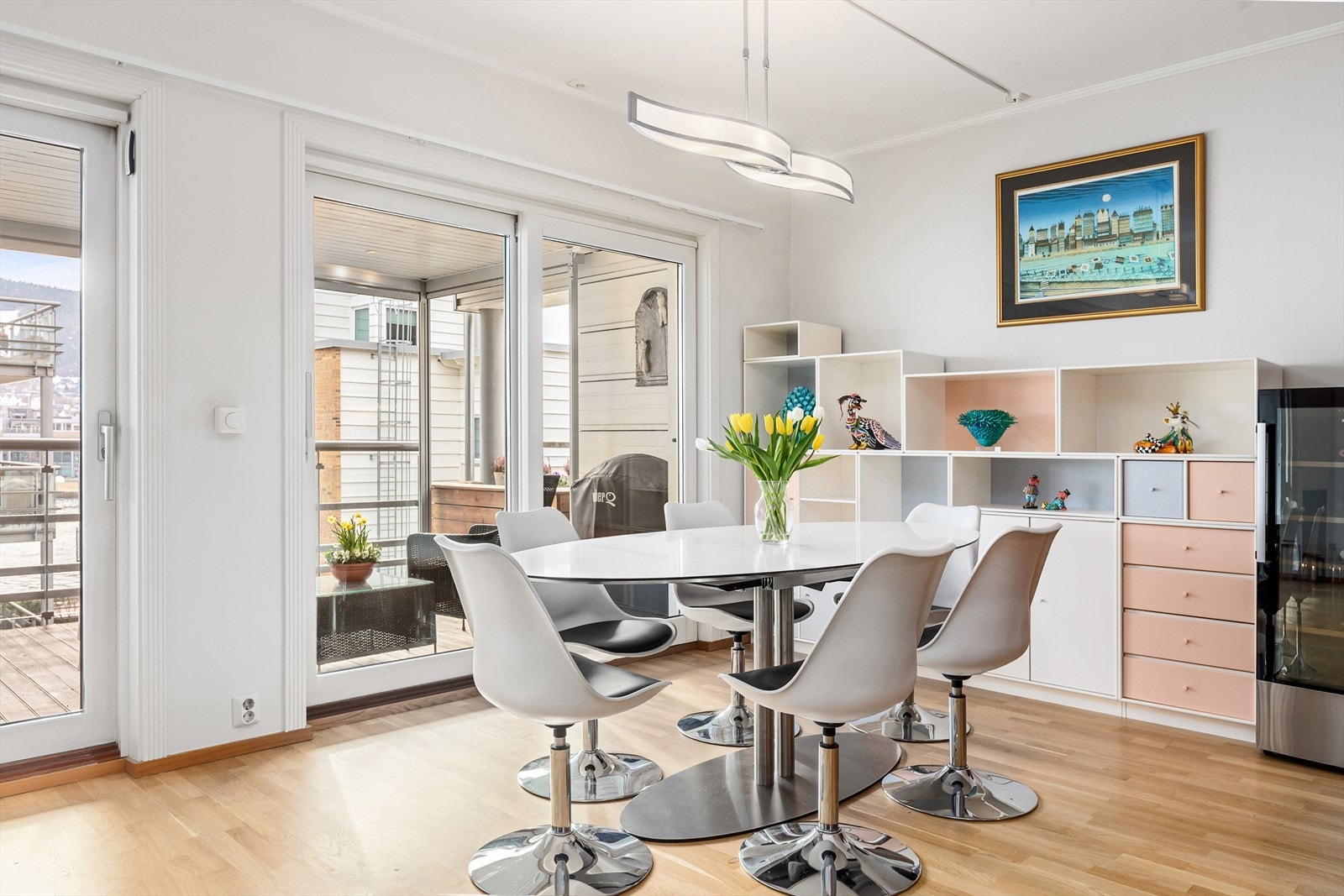 Rommet har utgang til uteplass både via to skyvedører Galleribilde