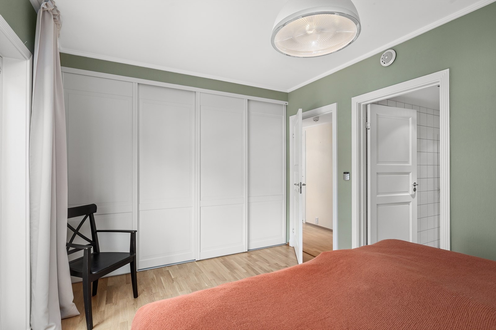 Det er rikt med klesoppbevaring i langsgående skyvedørsgarderobe Galleribilde