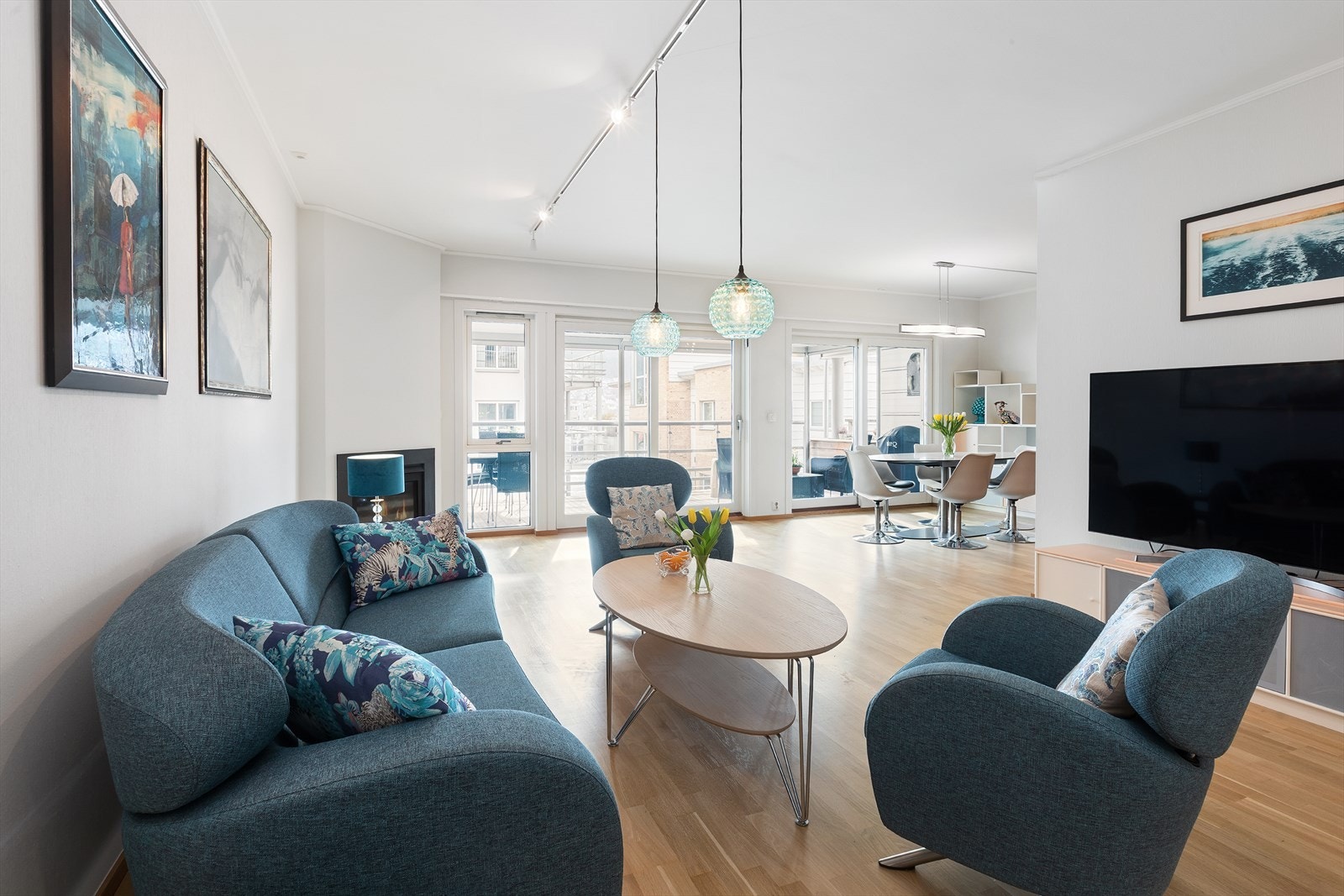 Dette er en flott 3-roms (mulighet for 4-roms) leilighet med heis, garasje og solrik veranda, beliggende i et attraktivt sameie - en sjelden sjanse midt i byen! Galleribilde