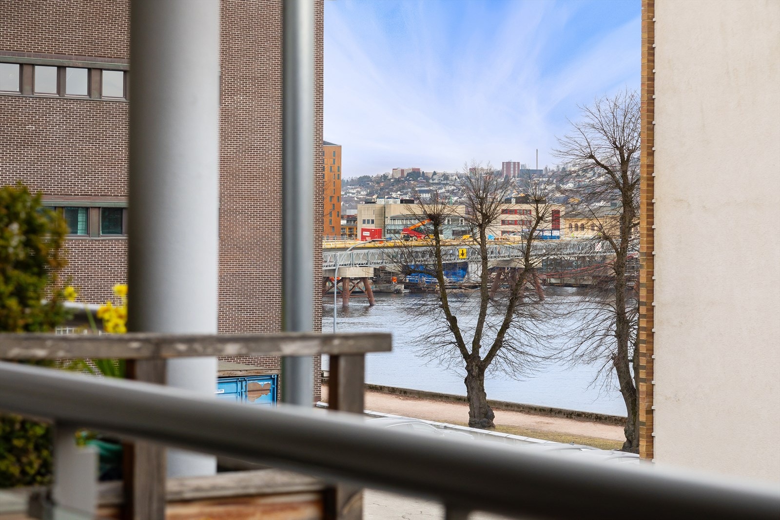 Elveutsikt mot den nye bybroa Galleribilde