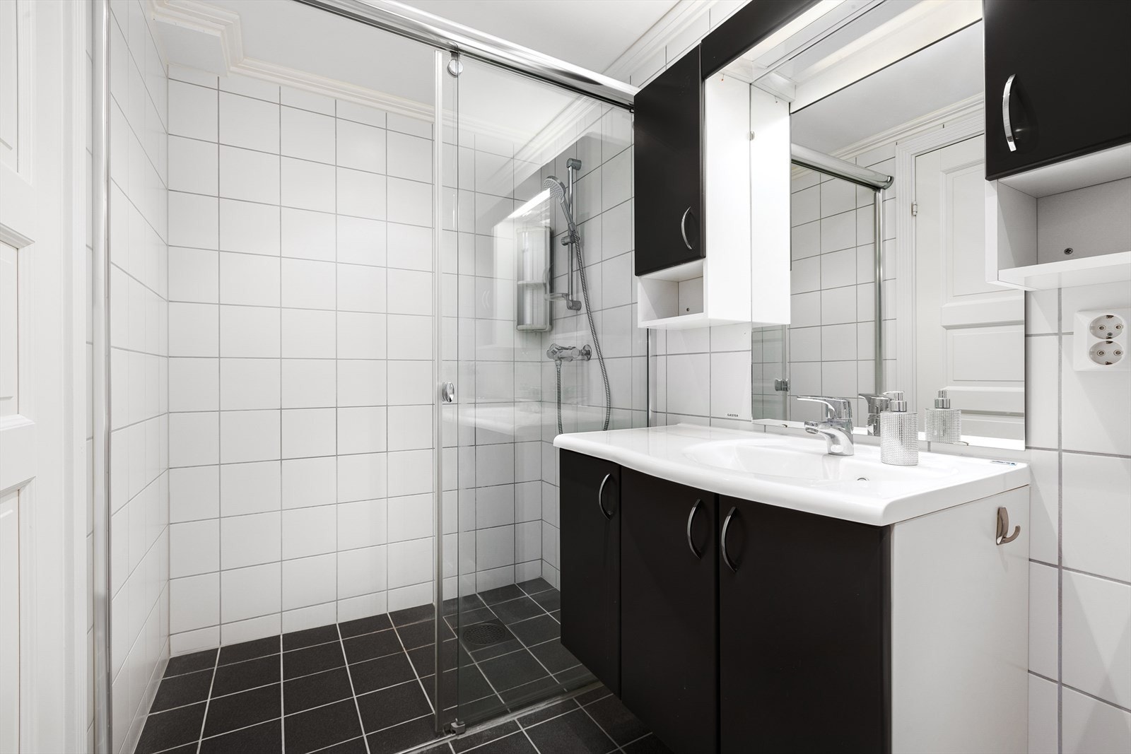 Badet har romslig dusjnisje og rikholdig innredning. Elektriske varmekabler i gulv og downlights i tak. Galleribilde