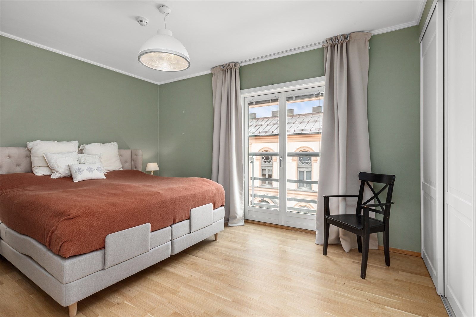 Leiligheten har to gode soverom, hvor hovedsoverommet er av meget god størrelse og har fransk balkong Galleribilde