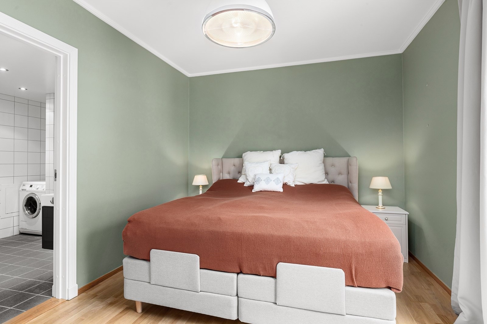 Fra rommet er det adkomst til eget bad tilhørende soverommet Galleribilde