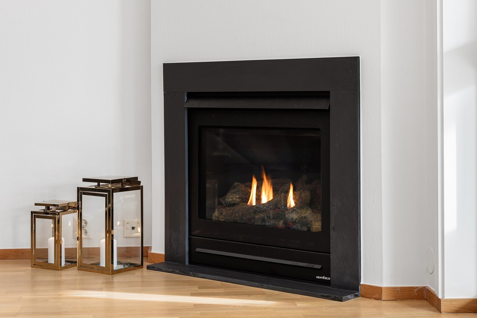 Stuen har gasspeis som gir god varme og lun stemning - gassen blir avregnet i felleskostnadene Galleribilde