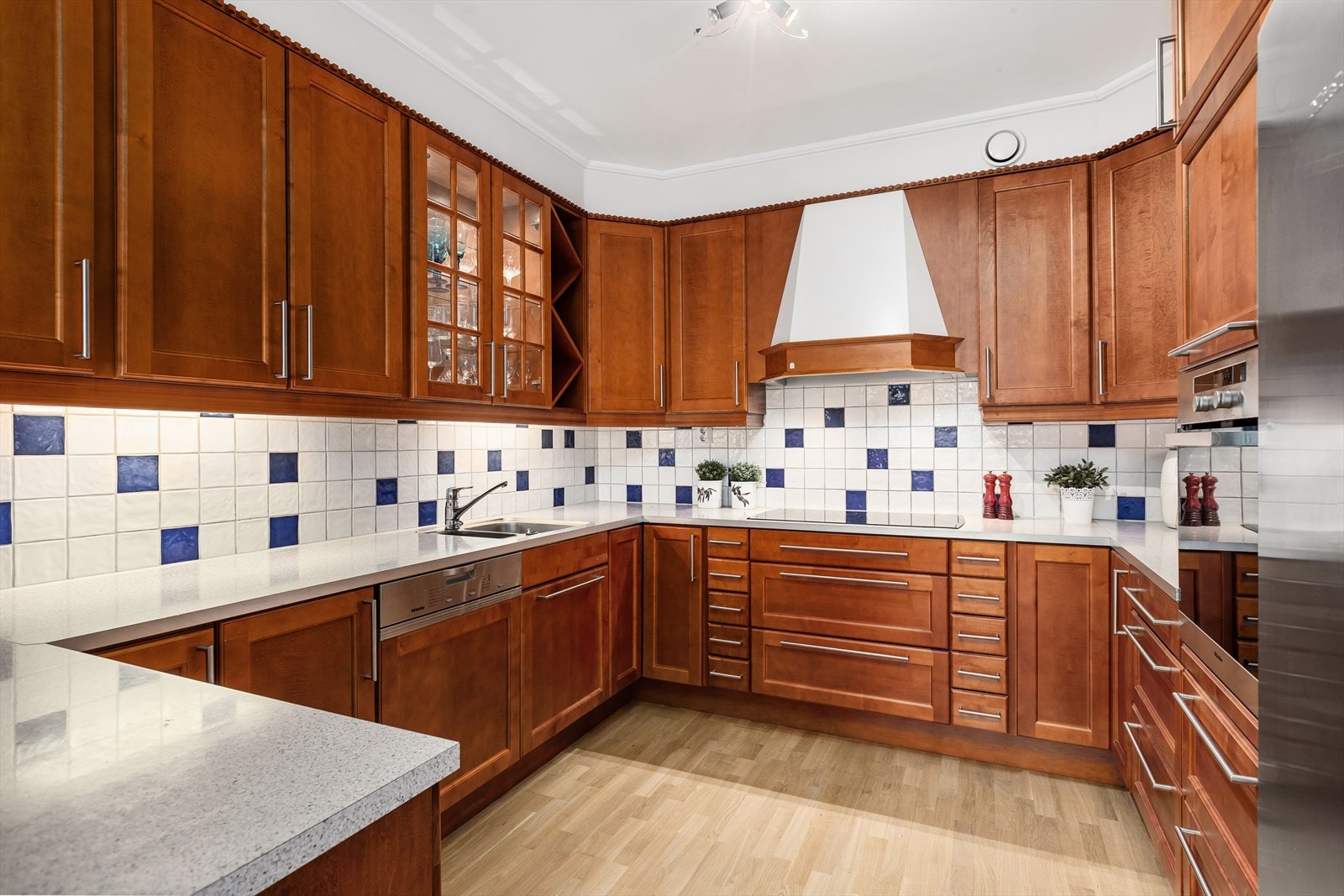 Kjøkkenet er et høykvalitetskjøkken i heltre og har rikt med skap-, skuffe- og benkeplass Galleribilde