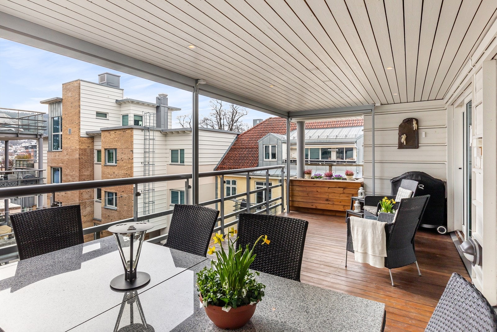 Her har du en super uteplass med god plass for både lounge- og spisemøblement. Eget gassuttak til grill. Galleribilde