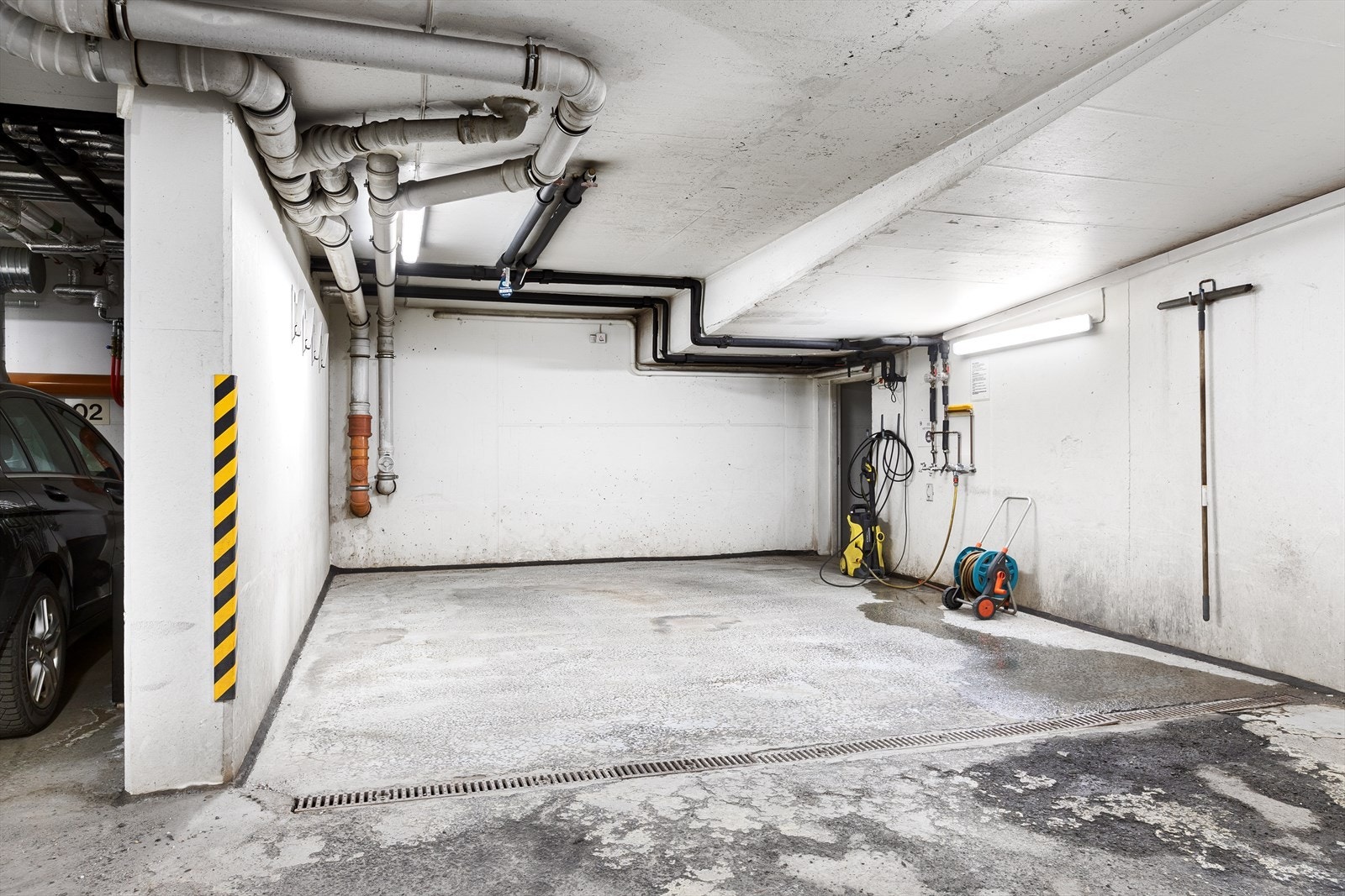 Garasjeanlegget har også felles vaskeplass, samt sykkelparkering Galleribilde