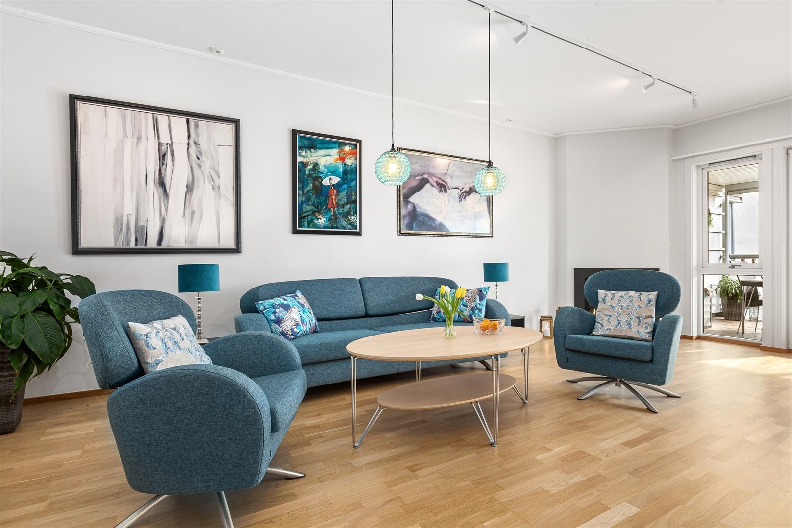 Rommet har naturlige møbleringssoner for sofa og spisesgruppe Galleribilde