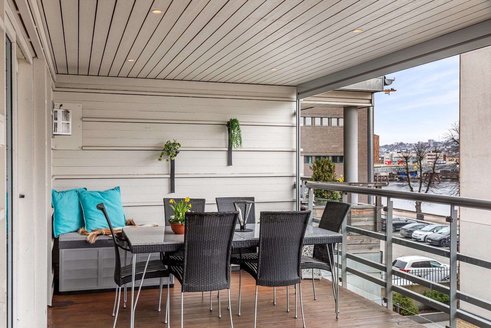 Verandaen er påkostet i senere tid med zipscreen med fjernkontroll og dimmbare downlights i tak Galleribilde