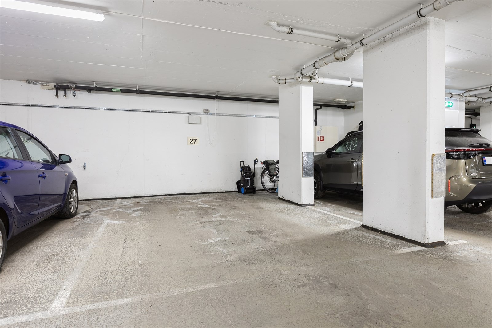 Romslig garasjeplass med god intern beliggenhet ved heisen Galleribilde