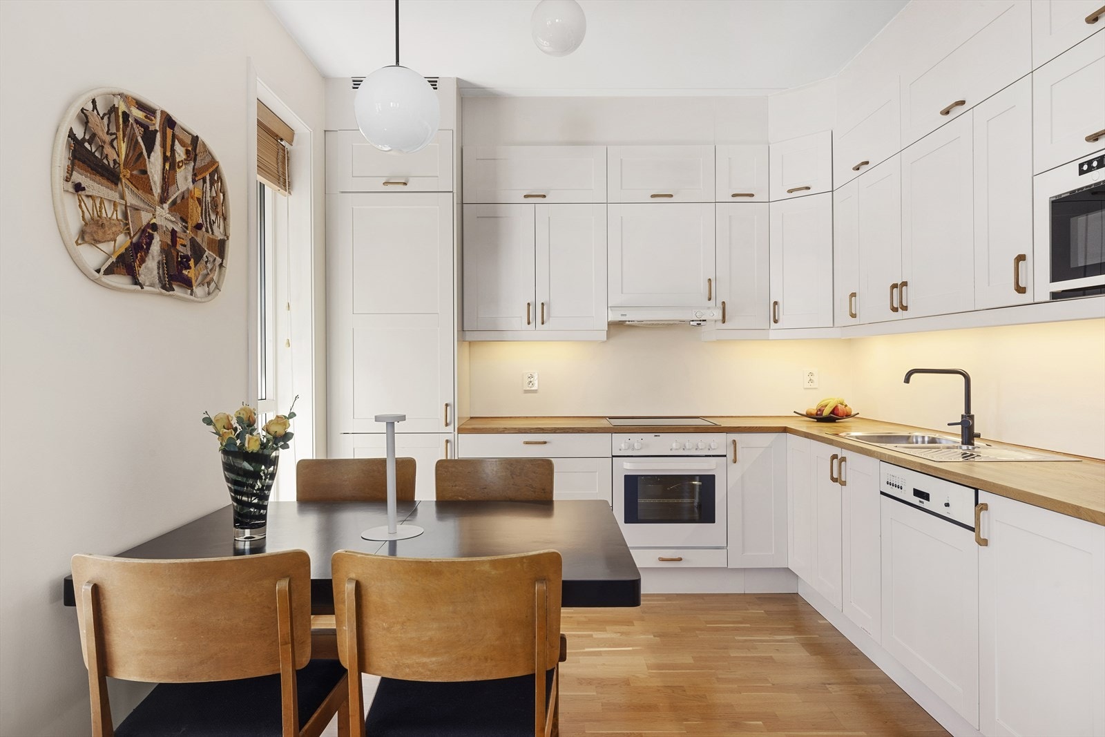 Pent kjøkken med integrerte hvitevarer Galleribilde