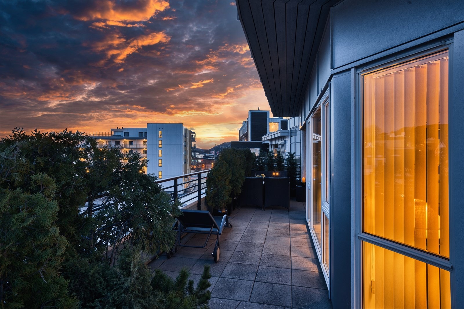 Balkongen strekker seg rundt leiligheten Galleribilde