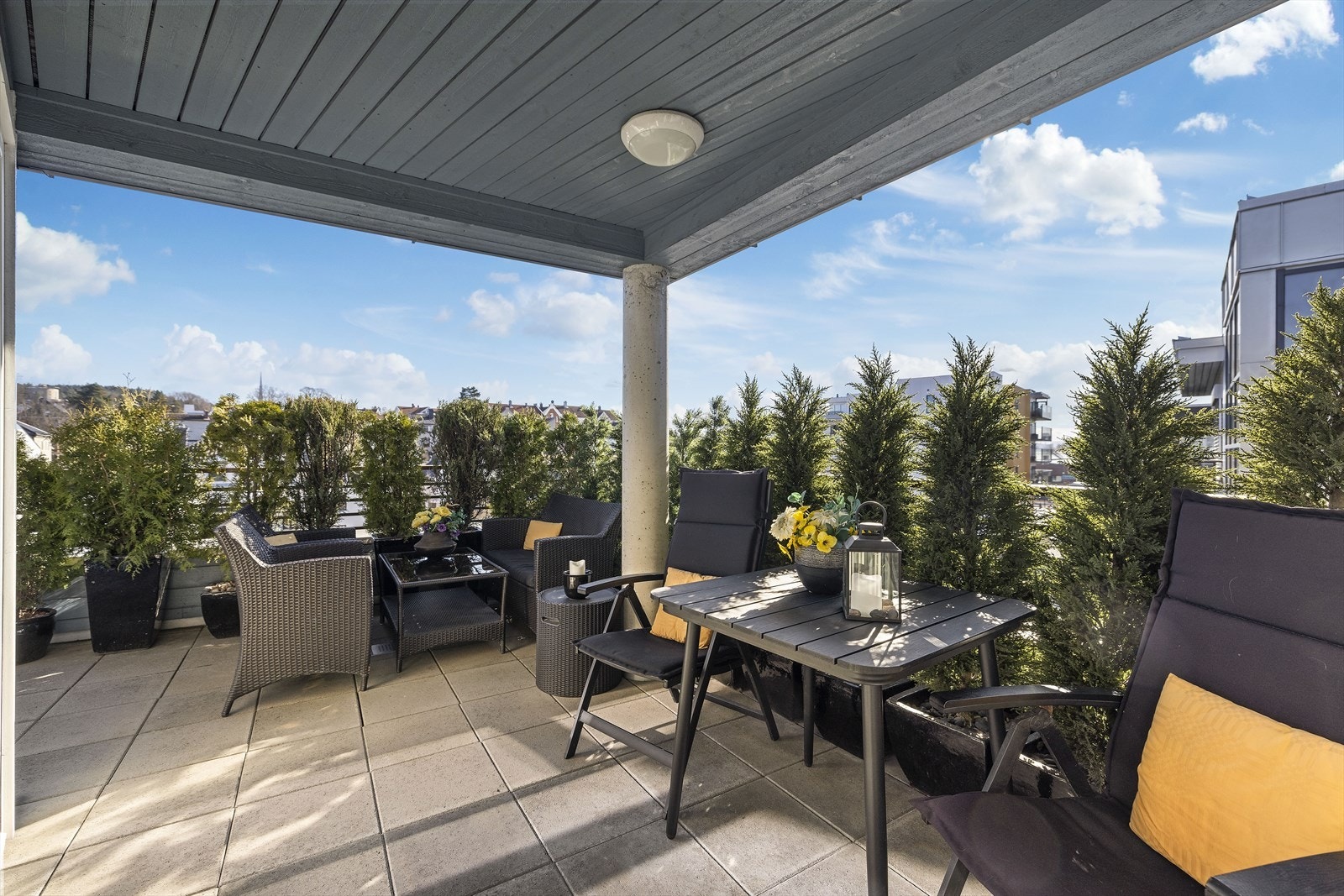 Balkong med overbygd del Galleribilde