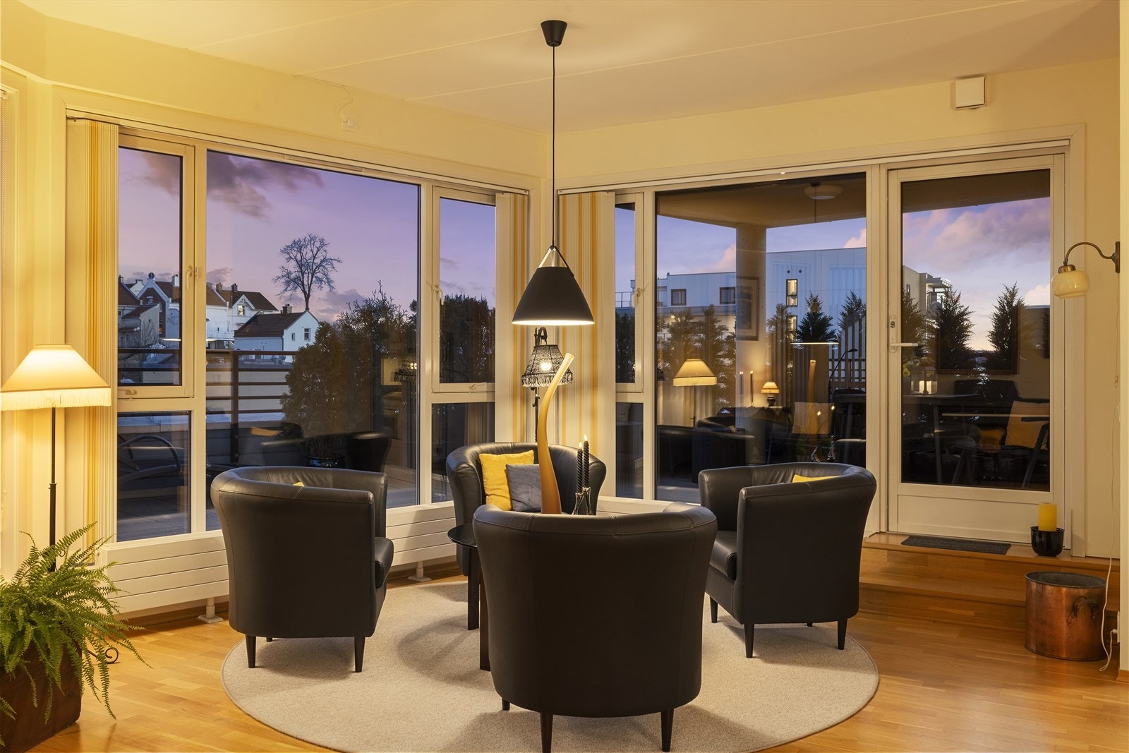 Mange store vindusflater Galleribilde