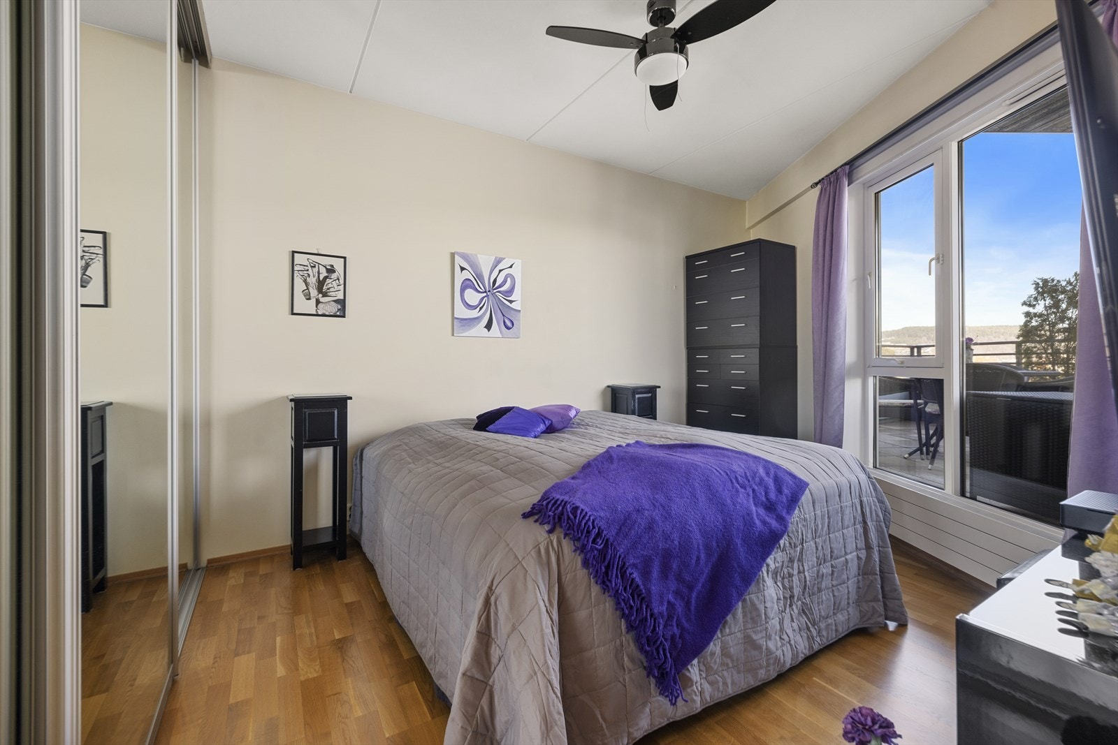 Soverom 1 - hovedsoverom med skyvedørsgarderobe Galleribilde