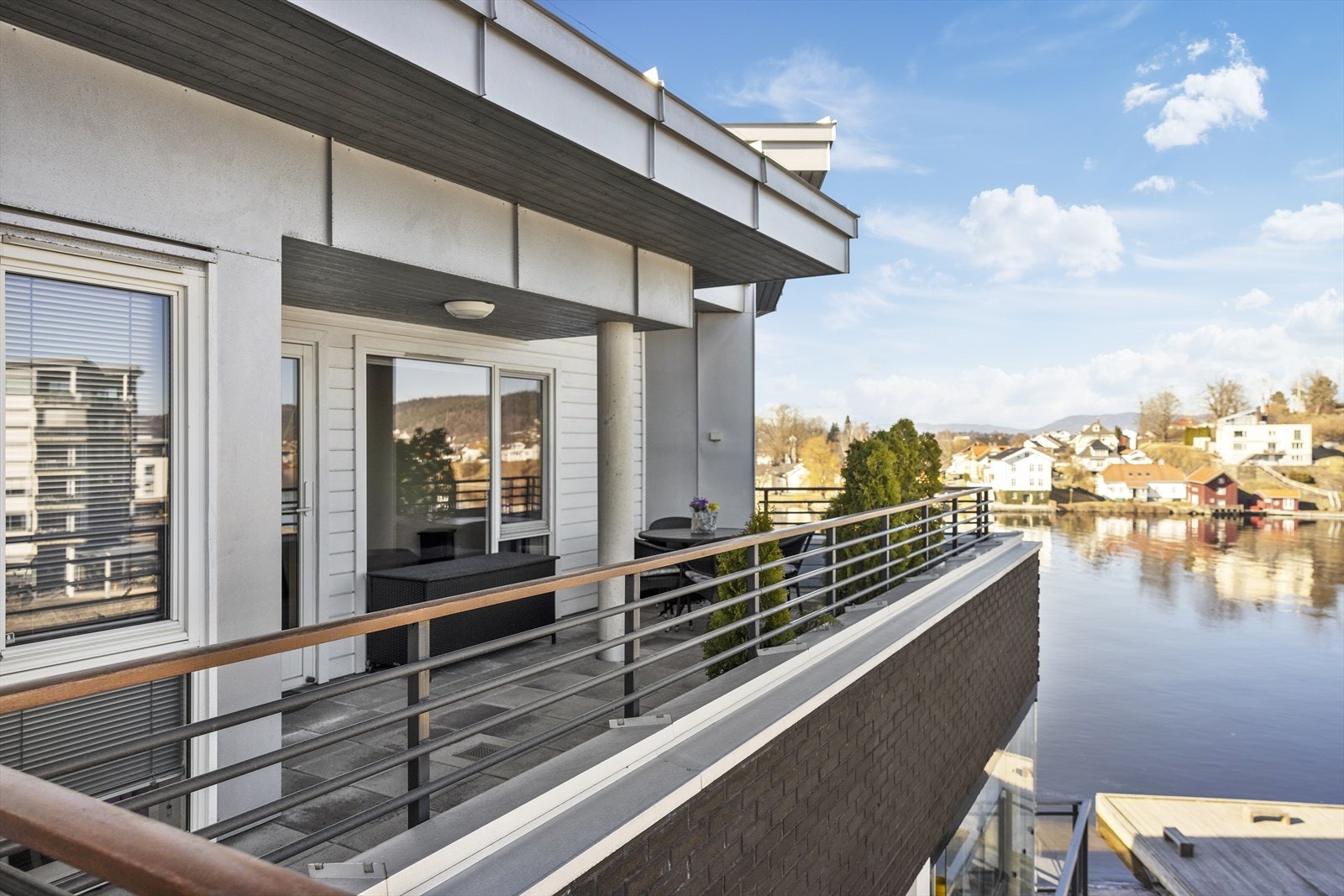 Nydelig utsikt mot elva Galleribilde