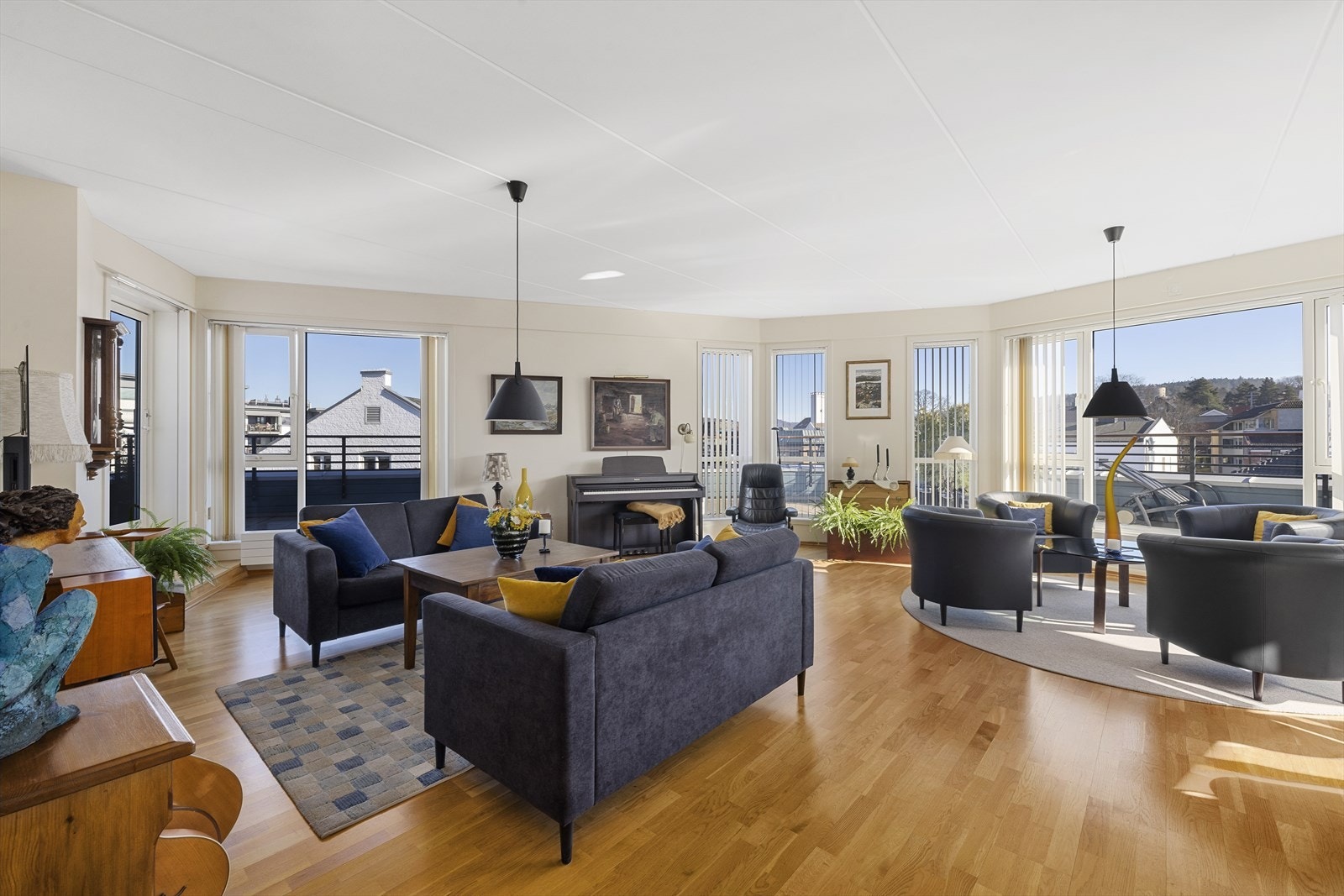 Stor stue med god plass til møblering Galleribilde