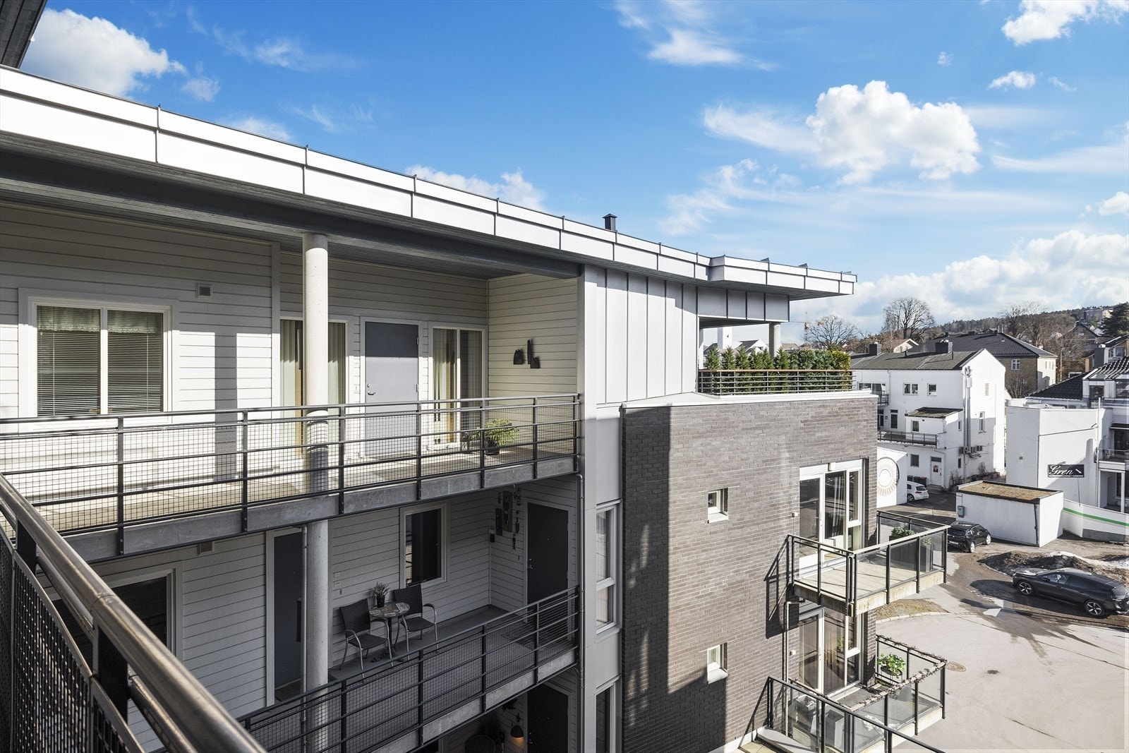 Inngangsparti - heis fra parkeringskjeller til toppetasje Galleribilde