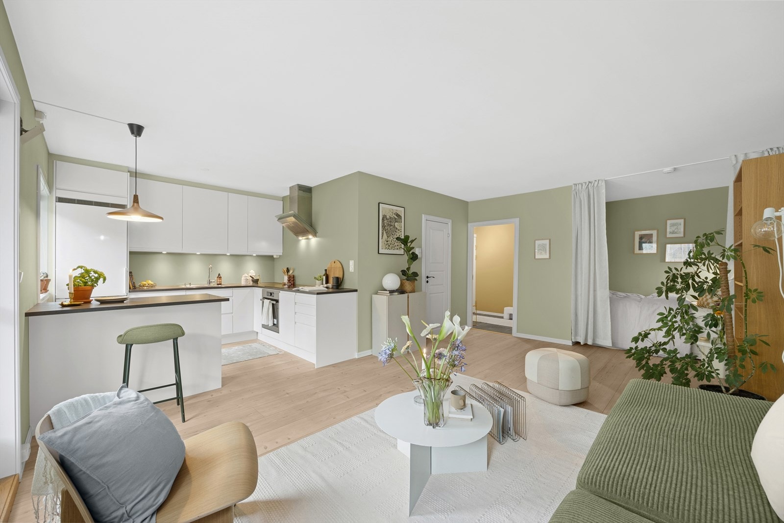 Den åpne planløsningen skaper en sosial og trivelig atmosfære, perfekt for både hverdag og gjester. Galleribilde