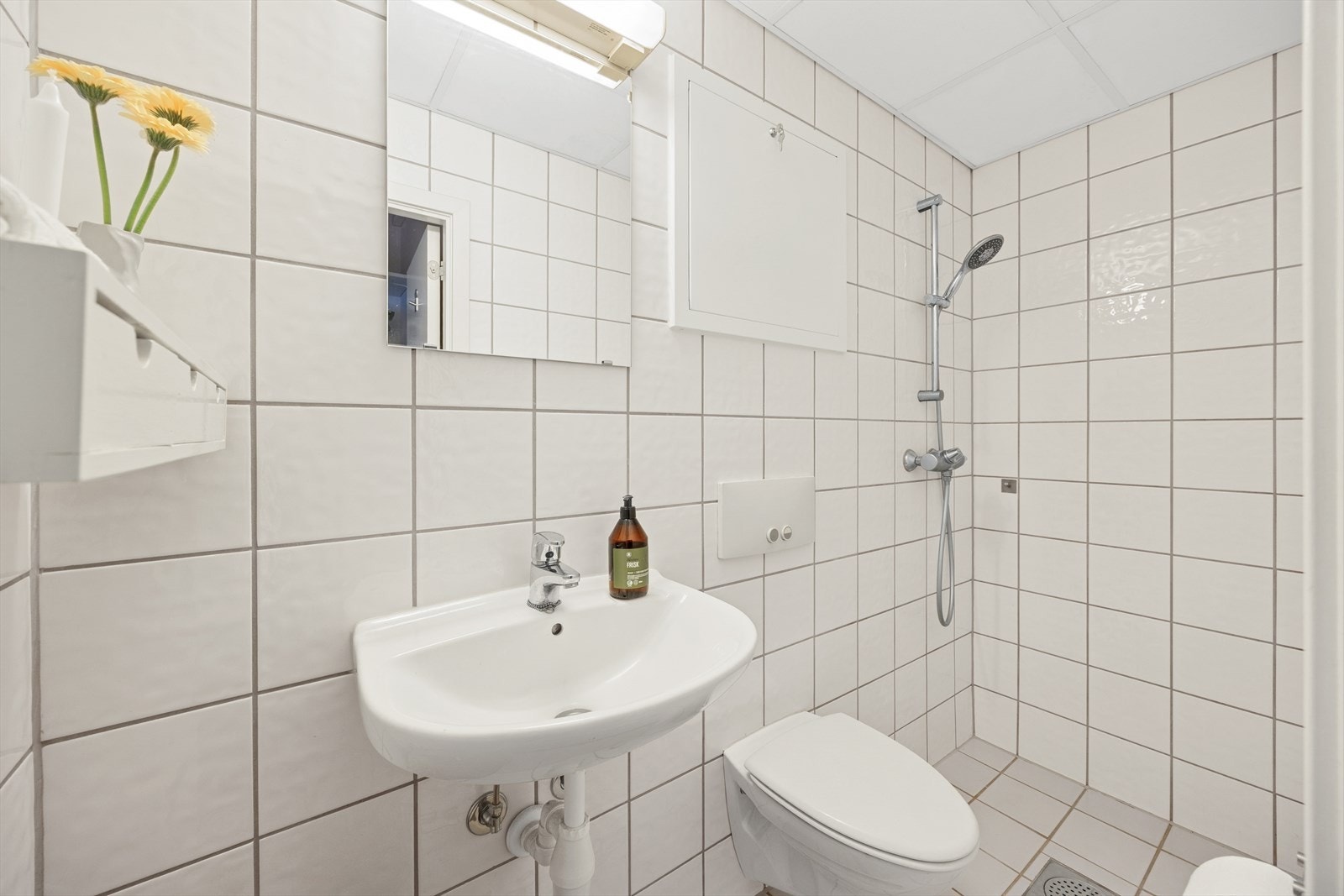 Lyst og flislagt baderom som ble totalrenovert i regi av borettslaget i 2003/2004. Galleribilde