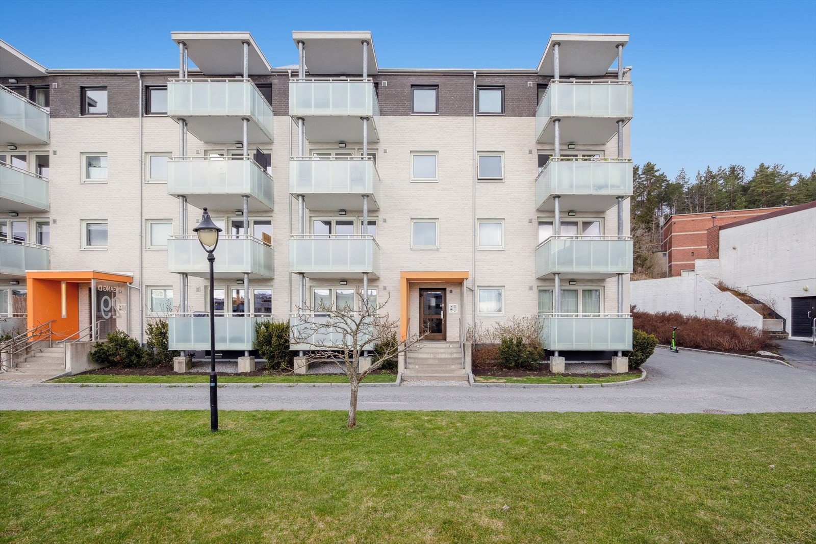 Leiligheten har adkomst via felles inngangsparti og trapp til 3. etasje. Det er elektriske dører i bygget. Galleribilde