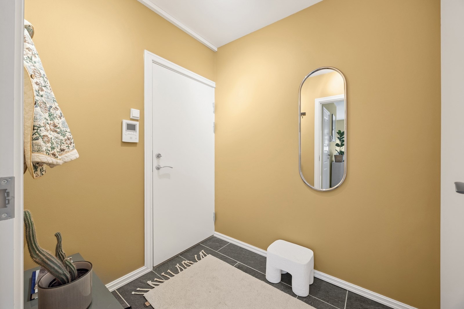 Velkommen inn i en innbydende entré med god plass til oppbevaring i praktisk garderobeskap. Galleribilde