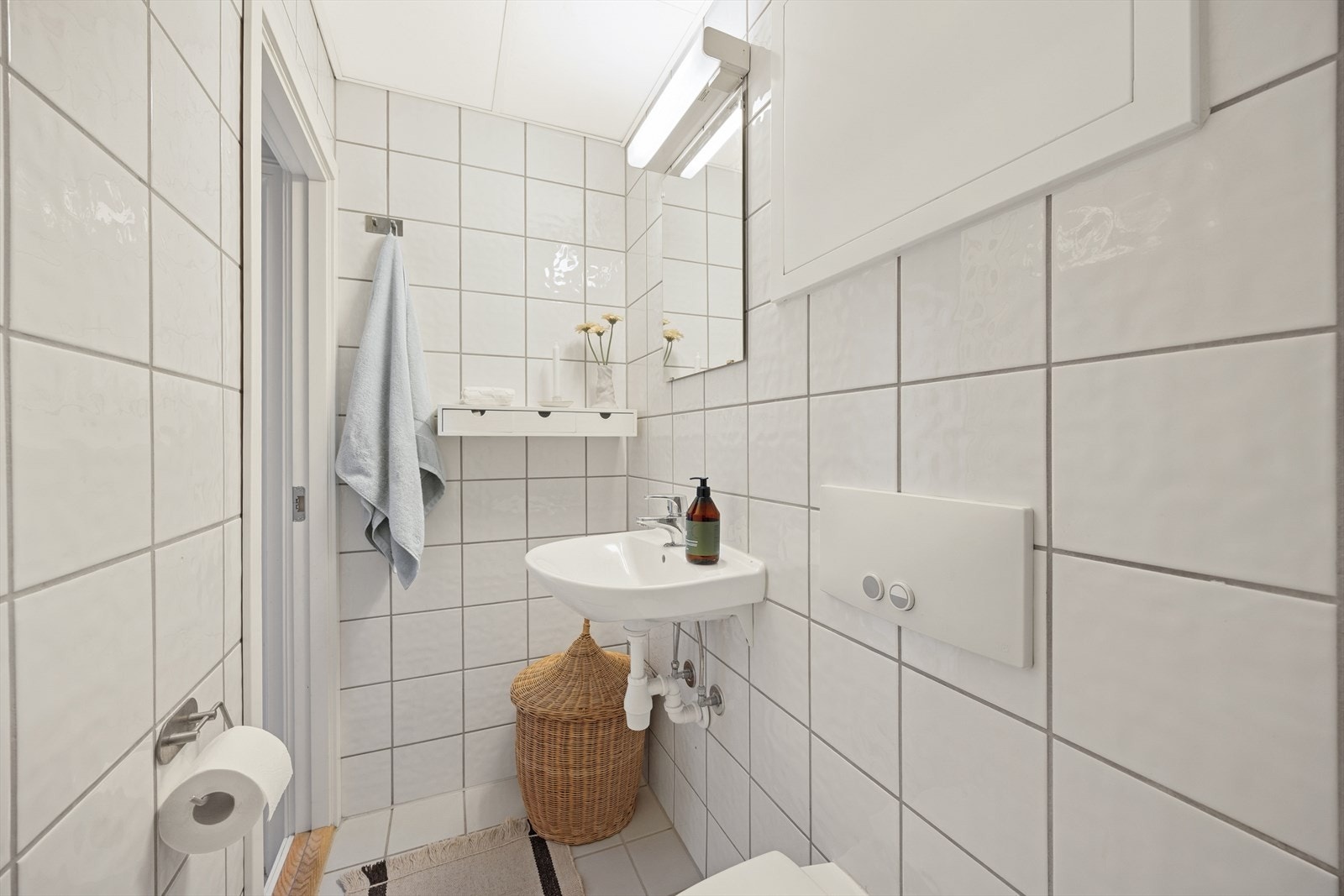 Badet er innredet med nedfelt servant, vegghengt toalett og dusjhjørne. Her er det mekanisk avtrekk og elektriske varmekabler. Galleribilde