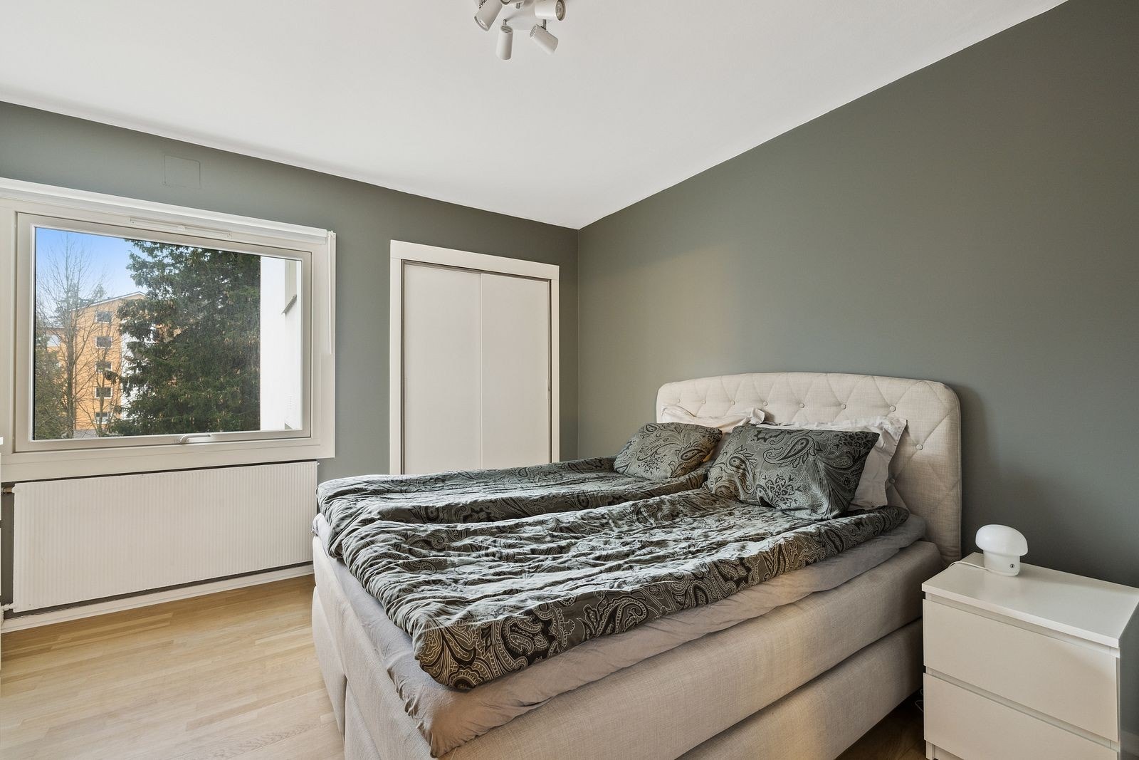 Pent soverom med garderobeskap. Galleribilde