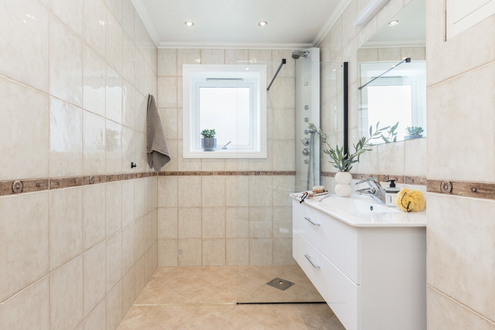 Badet, på 4,6 m², ligger på hovedplanet og har adkomst fra gangen, praktisk plassert i nærheten av soverommet. Galleribilde