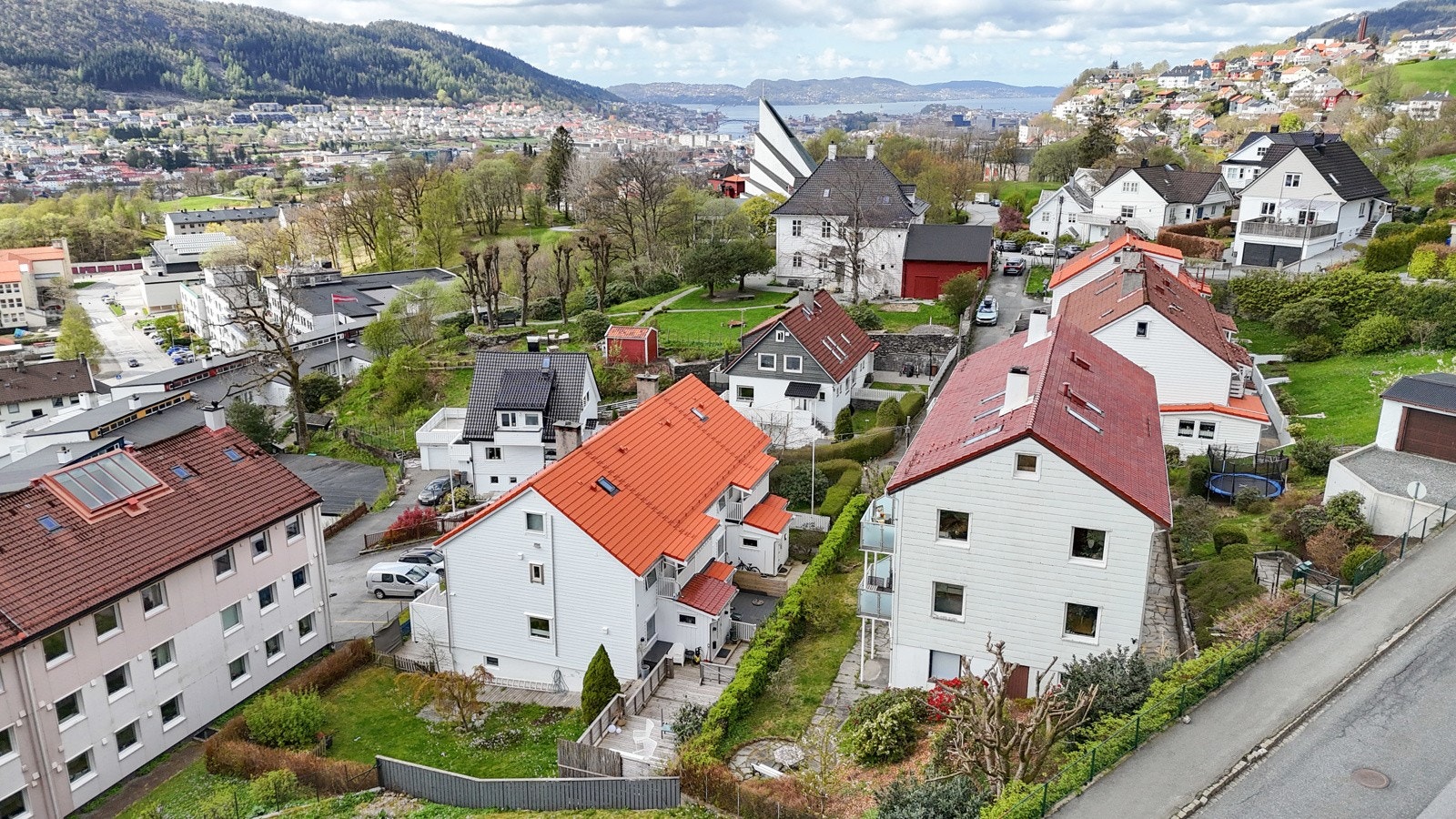 Livet på Landås handler om å våkne til synet av Løvstakken bader i morgensol, og om å ha naturen som nærmeste nabo. ) Galleribilde
