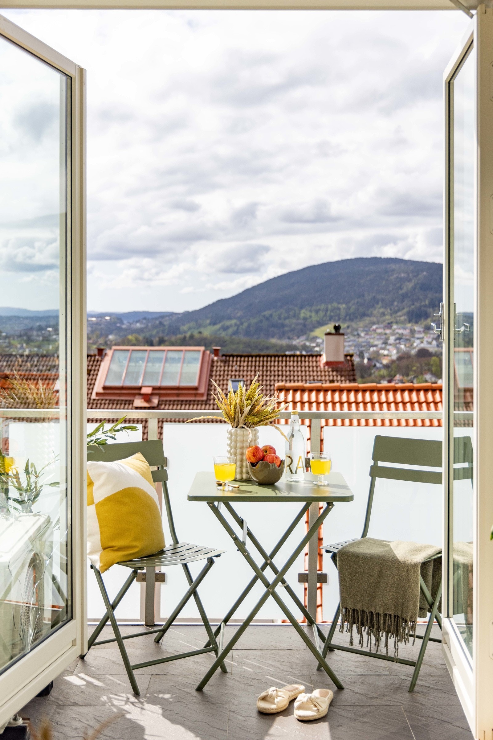 Altandøren i dobbel glassutførelse leder ut til en solrik og vestvendt balkong på 3,4 m² - et perfekt sted å nyte lange sommerdager og -kvelder. Galleribilde