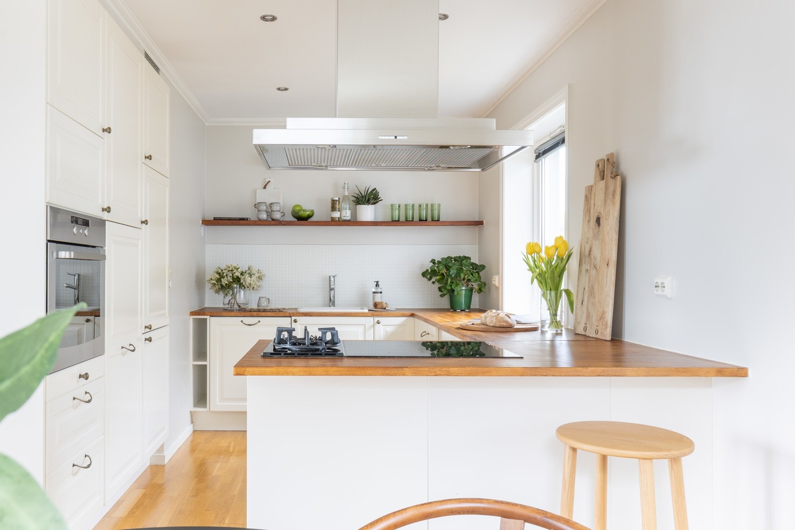 Kjøkkenet er lekkert og tidløst - fra IKEA, med profilerte fronter og benkeplate i heltre. Galleribilde