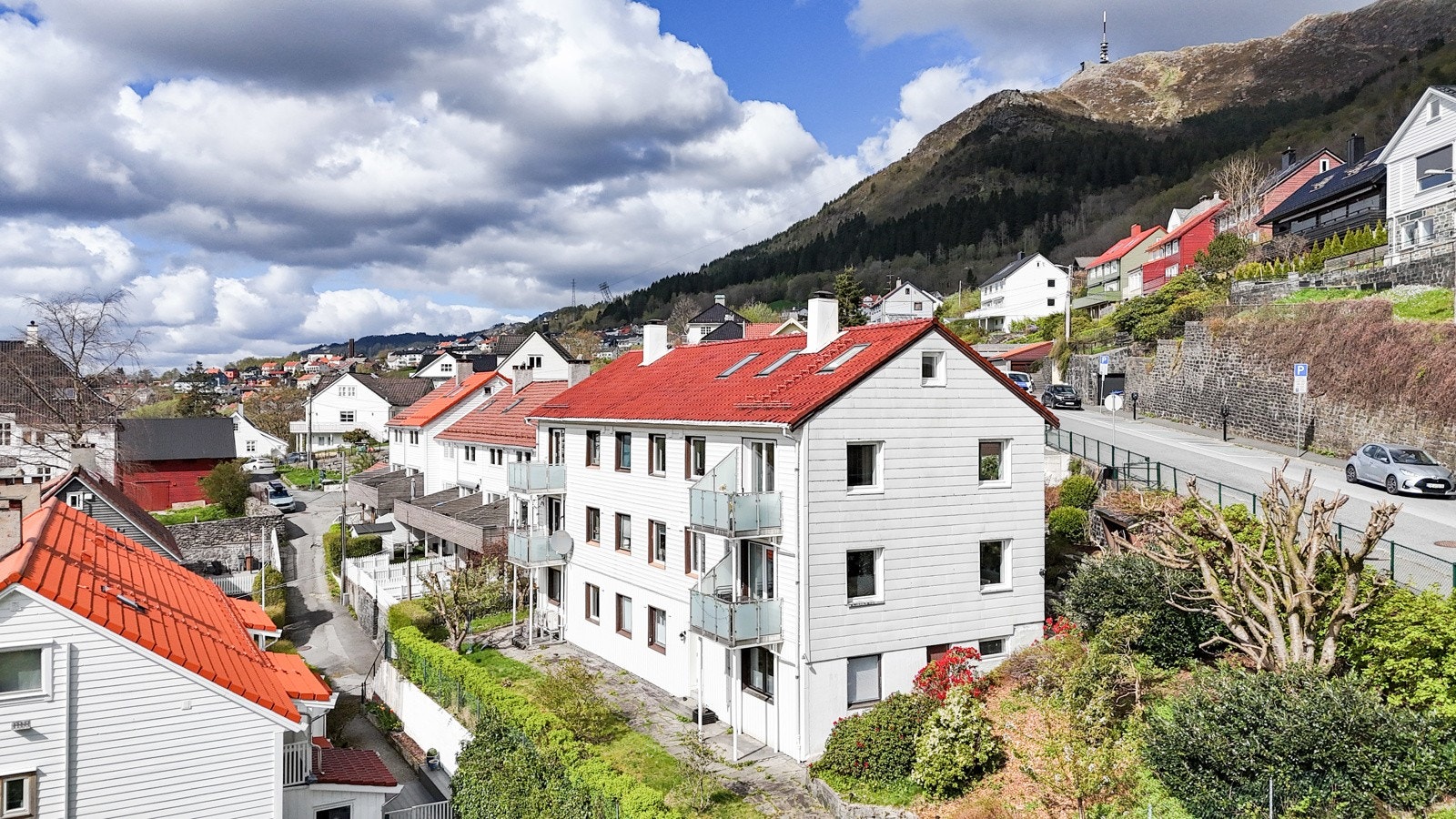 Ved foten av vakre Landåsfjellet ligger rolige og sentrale Landåslien. Her bor du høyt og fritt med flott utsikt mot Løvstakken og Bergensdalen. Galleribilde