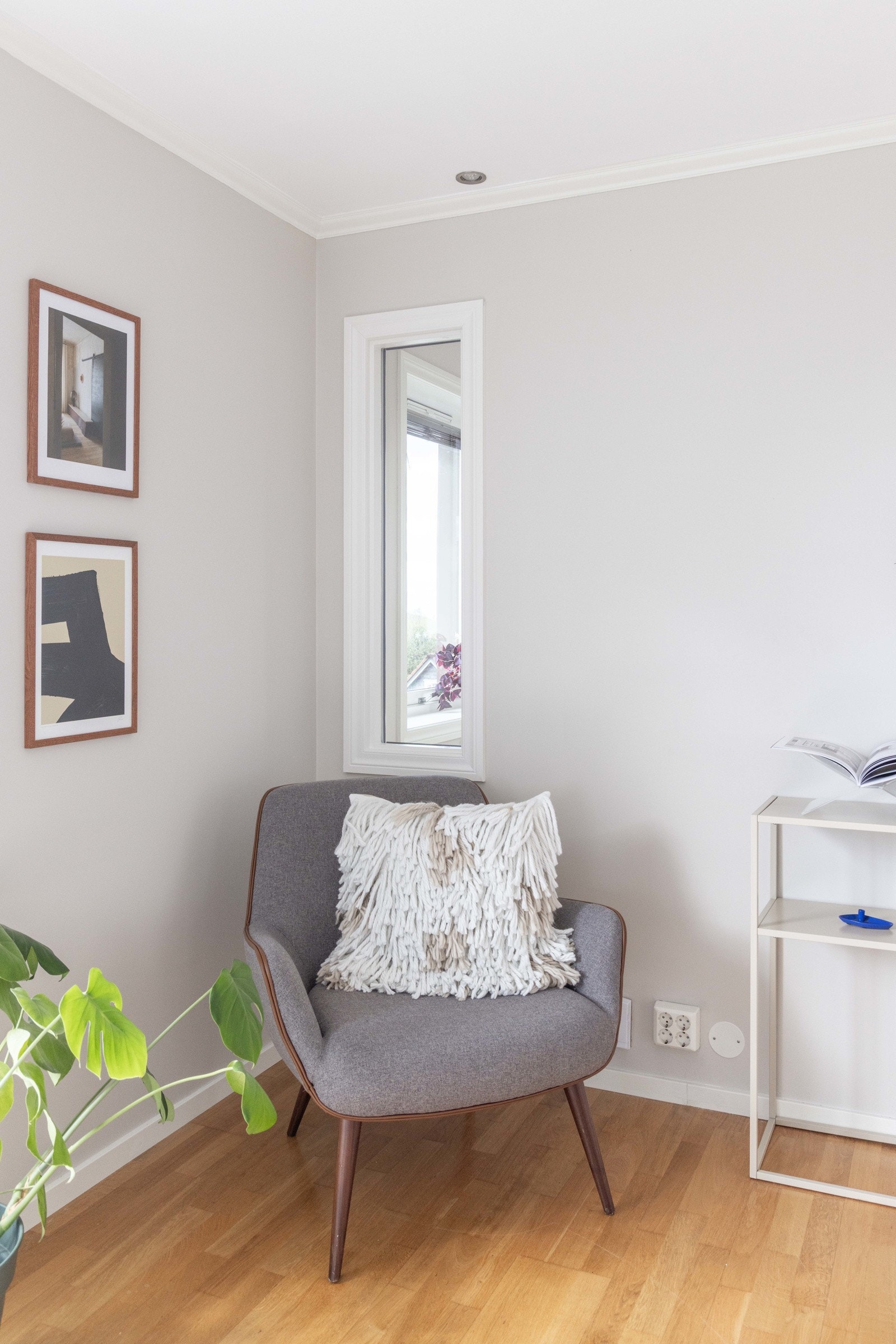 Her er det enkelt å skape et hjem i harmoni. Et innvendig vindu er smart plassert for å trekke utsikten fra gangen videre inn i stuen. Galleribilde