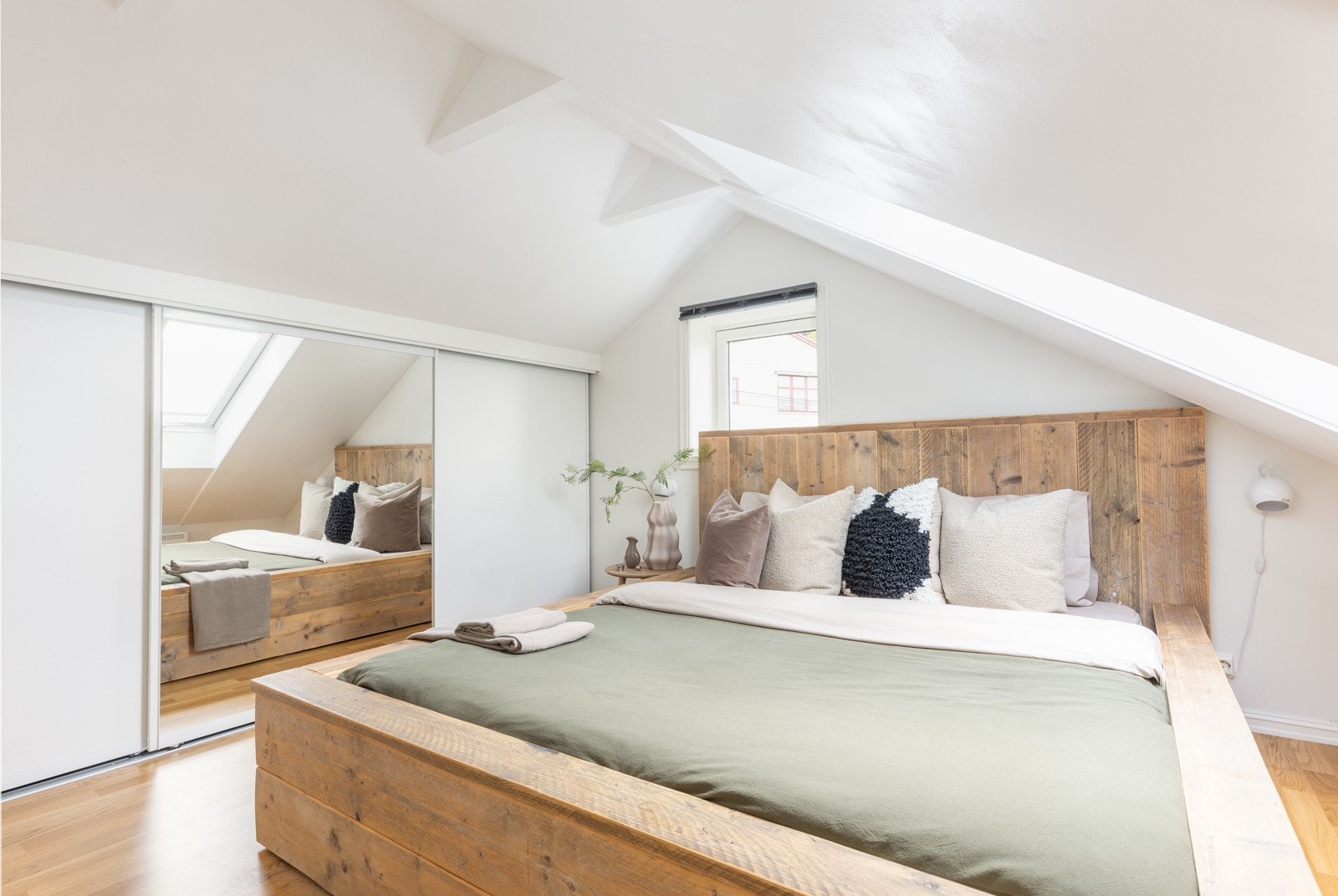 Stor skyvedørsgarderobe sikrer godt med oppbevaringsplass. Galleribilde