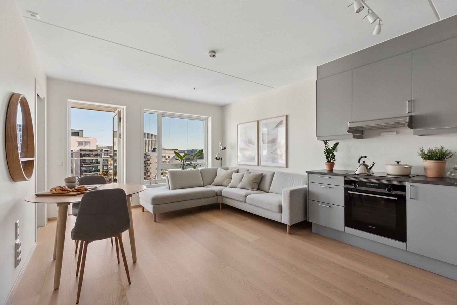 Fra stuen er det utgang til leilighetens luftige balkong med flott utsikt Galleribilde