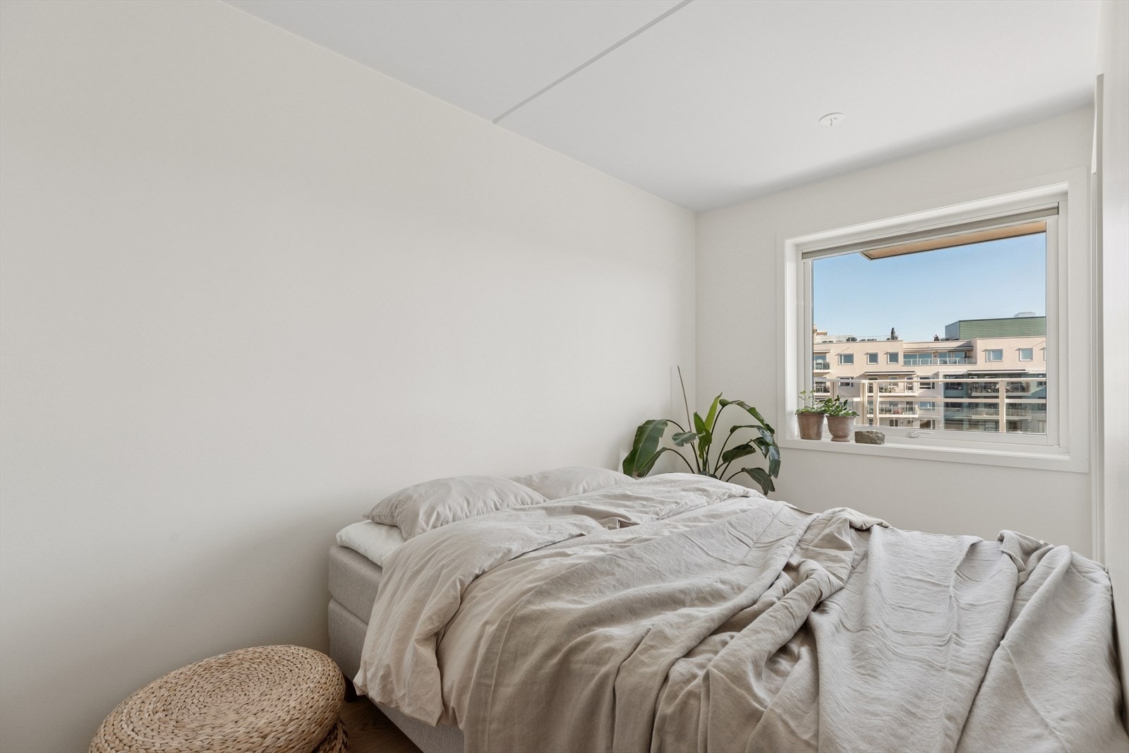 Soverommet er av god størrelse. Her er det plass til stor seng og nattbord på begge sider Galleribilde