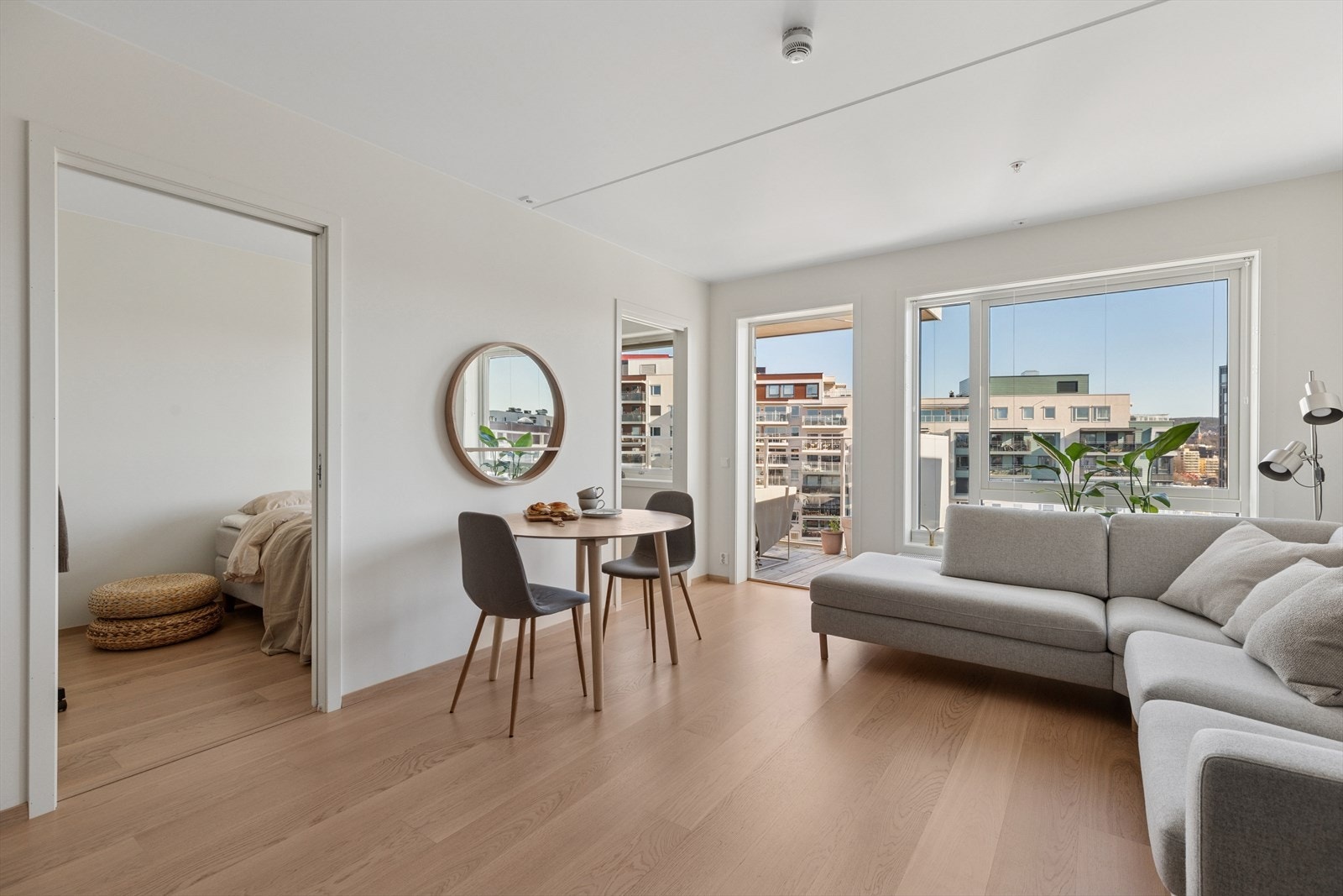 Stuen er lys og luftig takket være stuens store vindusflater Galleribilde