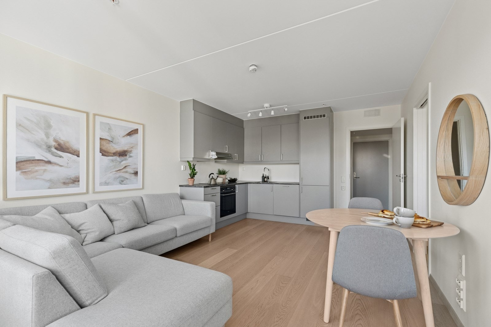 Kjøkkenet byr på integrerte hvitevarer som medfølger boligen Galleribilde