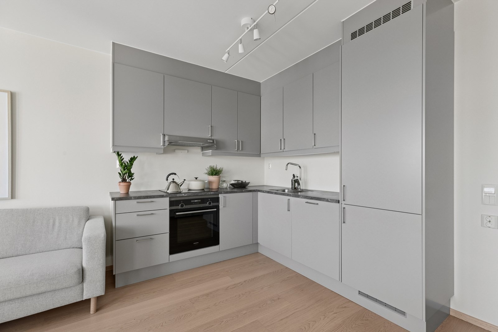 Lekkert Sigdal kjøkken i en åpen løsning mot stuen Galleribilde