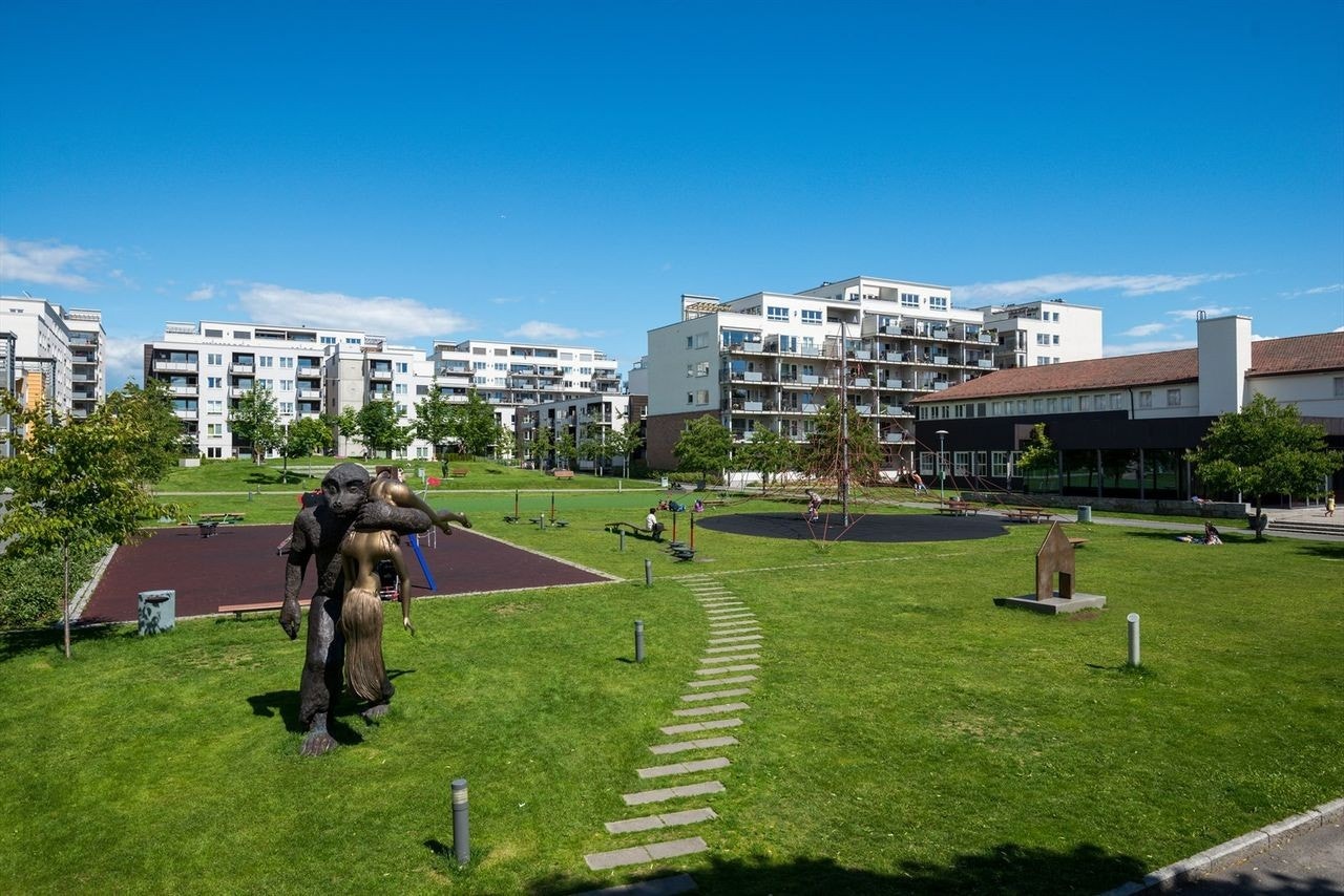 Løren park ligger i nærområdet. Her har du lekestativer, benker og skulpturer fra Peer Gynt Galleribilde