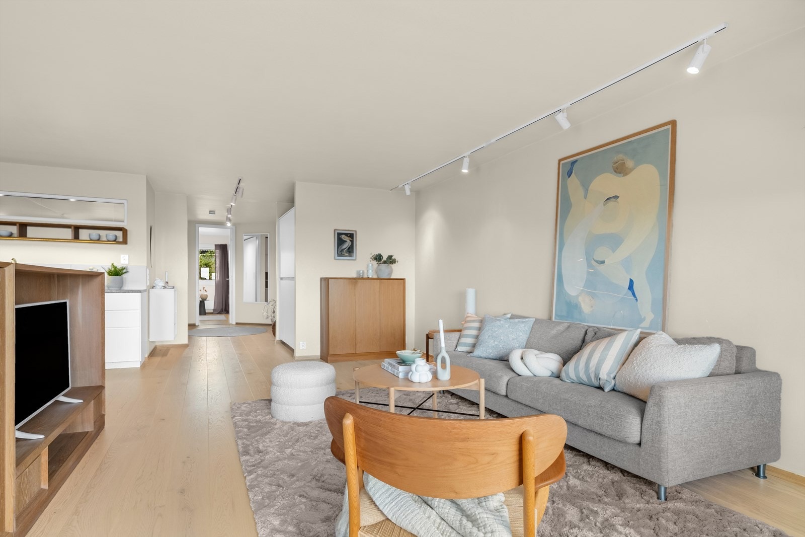 Stuen har et flott område for en sofaseksjon foran den plassbygde TV-seksjonen, med downlights i taket som skaper en varm og innbydende atmosfære. Galleribilde