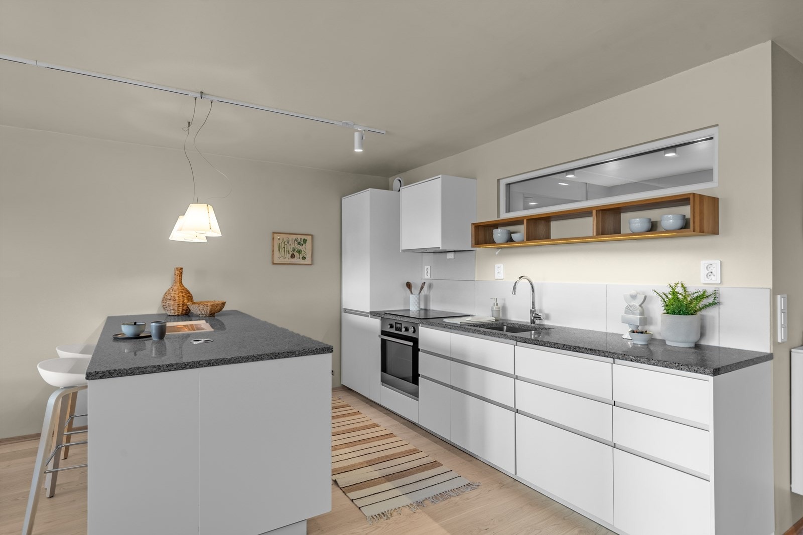 Stort og lyst kjøkken fra 2013. Galleribilde