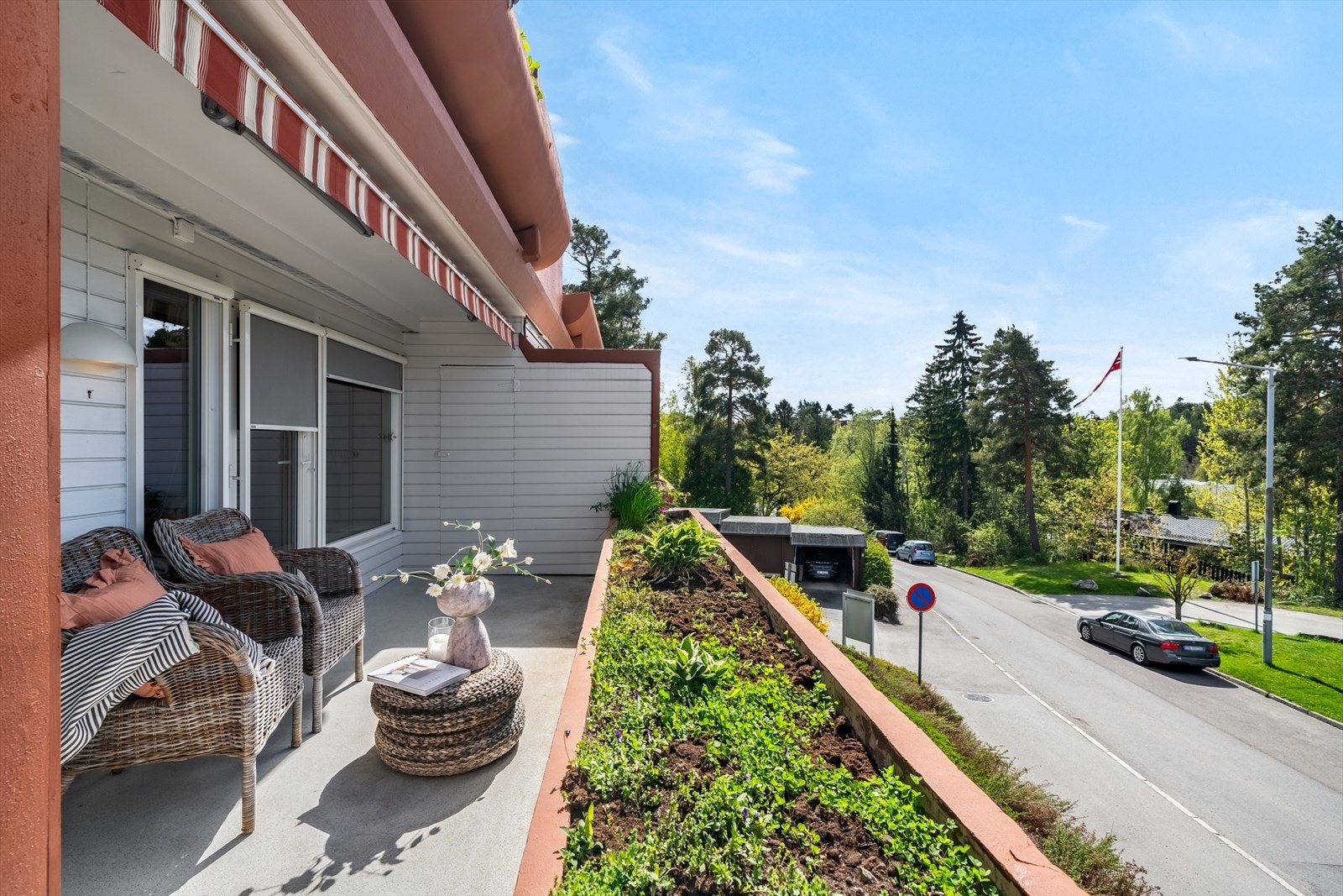 Det er montert uvendig markise på alle vinduer og balkongdør. Blindvei nedenfor leiligheten som brukes av beboere i borettslaget. Galleribilde