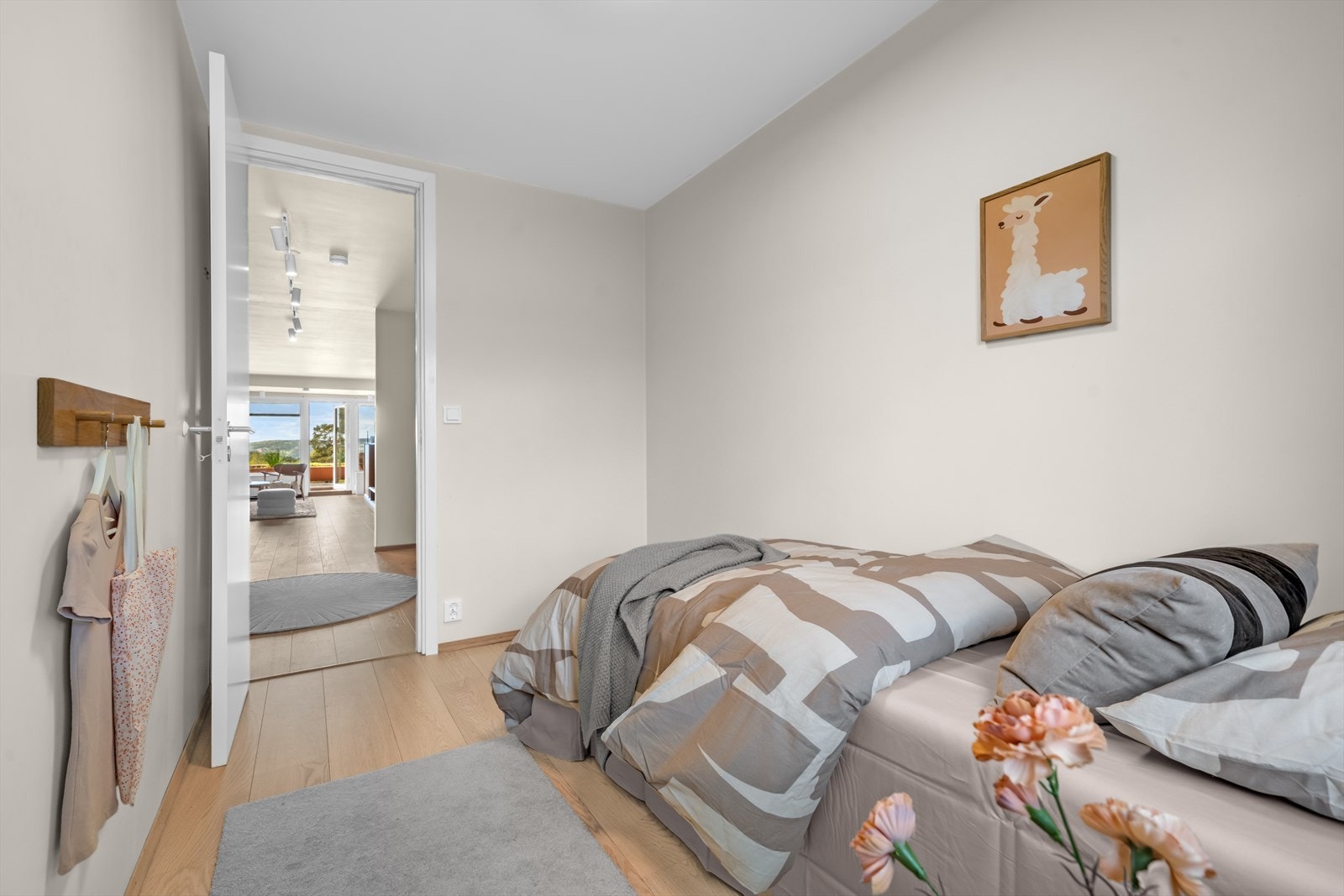 Det andre soverommet er lyst og trivelig, ideelt som barnerom, gjesterom eller hjemmekontor. Galleribilde